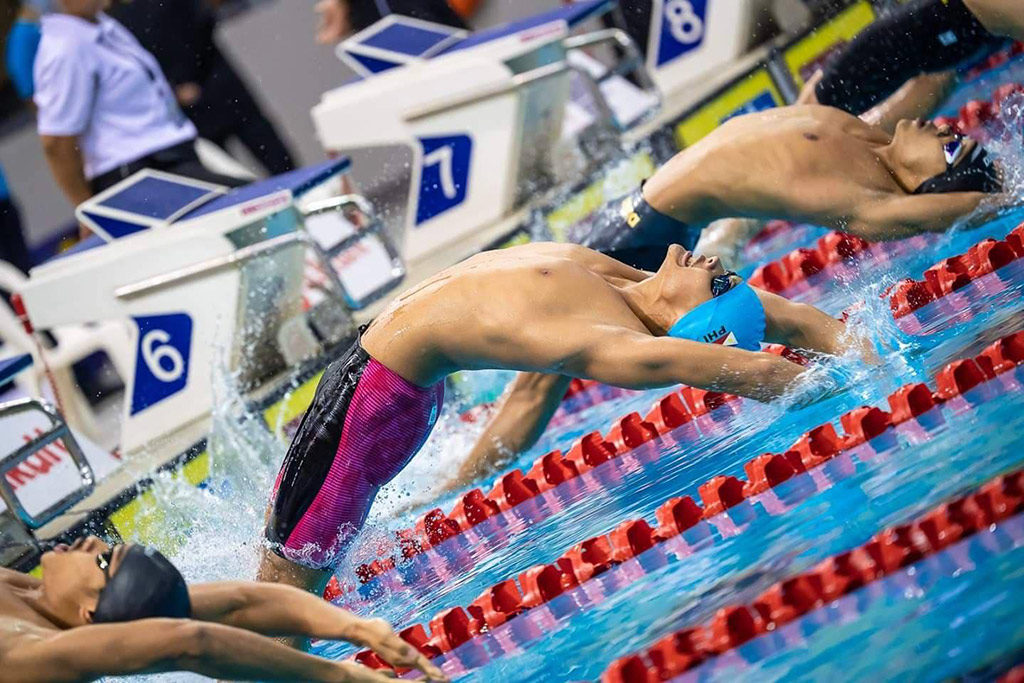 backstroke start of a men's swim race