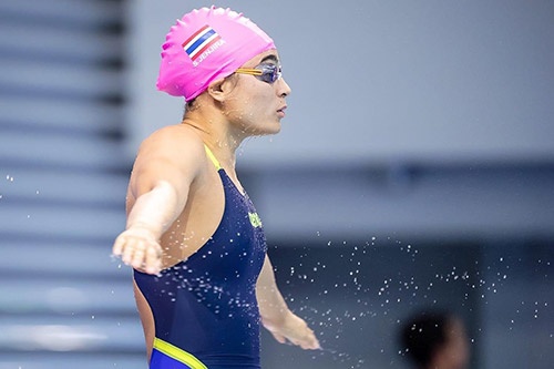 Best Thai national swimmer Joy poolside